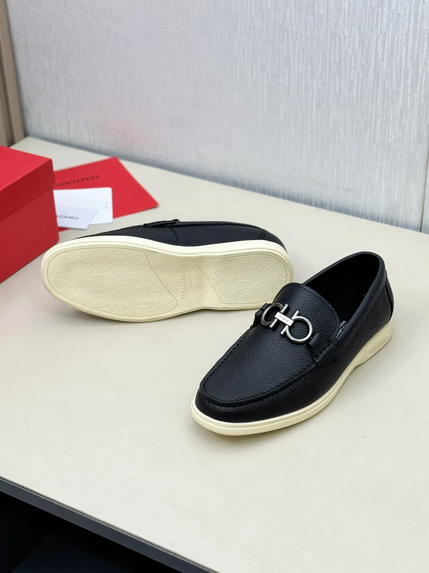 [Ferragamo] P: 580💰 Number of yards: 38~44 (45 orders are non-returnable) Ferragam's new men's driving shoes, the fabric is made of imported cowhide, with visible texture, heavy industrial stitching, dyed calfskin inside, standard logo cowhide feet, big-name experience, soft and comfortable on the feet, a men's favorite, special non-slip and wear-resistant rubber soles, easy to handle various occasions, with original box packaging!